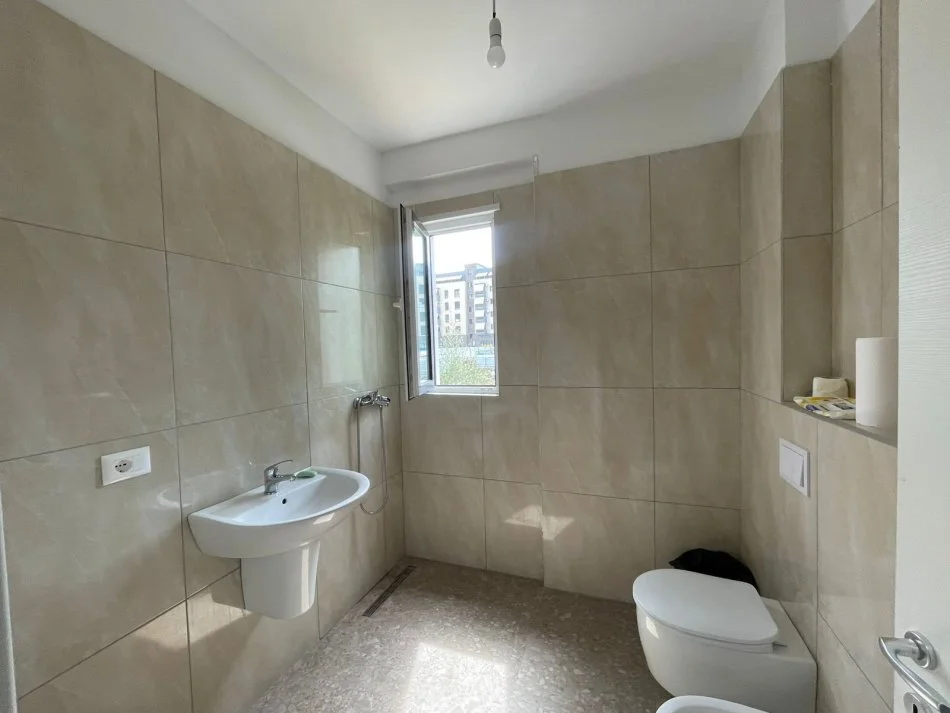 jepet me qera zyra me mobilje  apartament 2+1+Ballkon Kati 1, 110 m² 700 €-astir