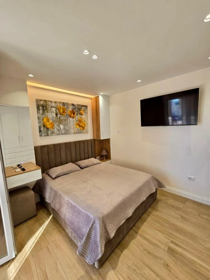 Tirane, jepet me qera apartament 1+1+Ballkon Kati 1, 68 m² 600 € (Rruga Xhebrahimet)