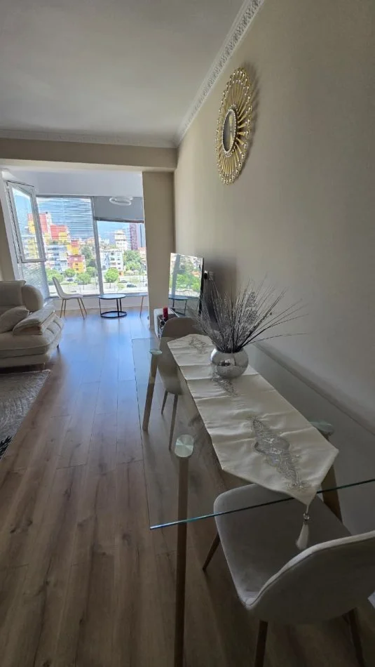 Tirane, jepet me qera apartament 1+1 , 68 m² 800 € (Stacioni i Trenit)