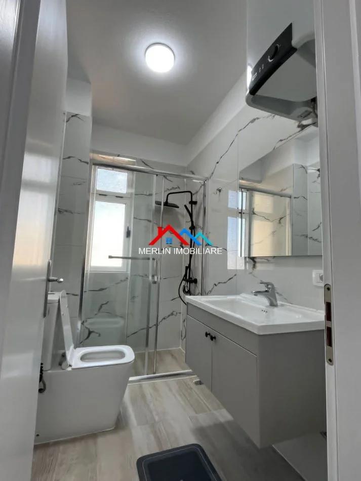 Tirane, jepet me qera apartament 2+1+Ballkon Kati 8, 100 m² 672 € (RRUGA ISUF ELEZI,BULEVARDI BAJRAM CURRI)