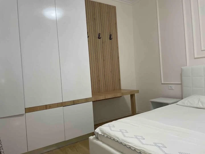 Tirane, jepet me qera apartament 1+1+Ballkon Kati 4, 60 m² 580 € (Karl Gega)