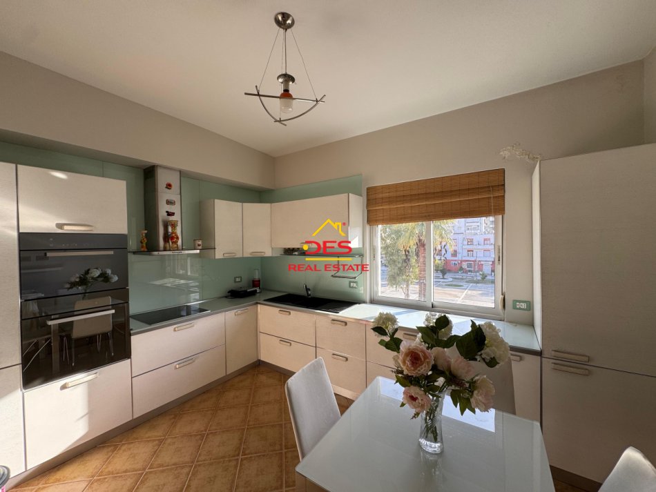 Vlore, jepet me qera apartament 2+1+Ballkon Kati 3, 90 m² 400 € (Rruga Sadik Zotaj)