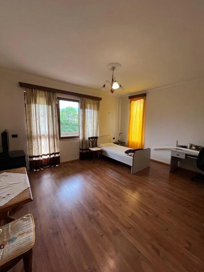 Tirane, jepet me qera apartament 3+1+Ballkon Kati 1, 140 m² 700 € (Prane Lake View Residence Liqeni)