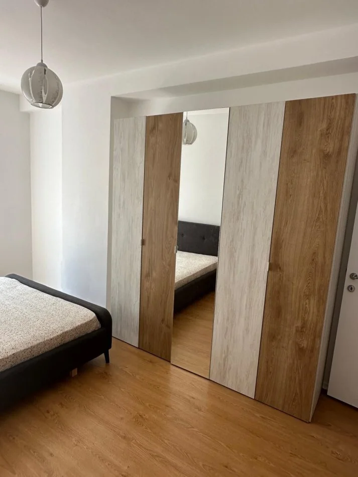 Tirane, jepet me qera apartament 2+1 Kati 4, 500 € (Univers city)