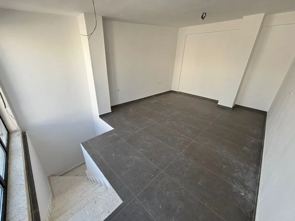 Tirane, jepet me qera apartament duplex Dublex Kati 5, 107 m² 