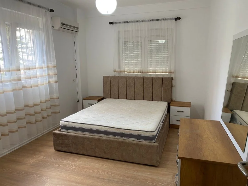 Tirane, jepet me qera apartament 3+1 Kati 1, 120 m² 500 € (rruga Bill Klinton)