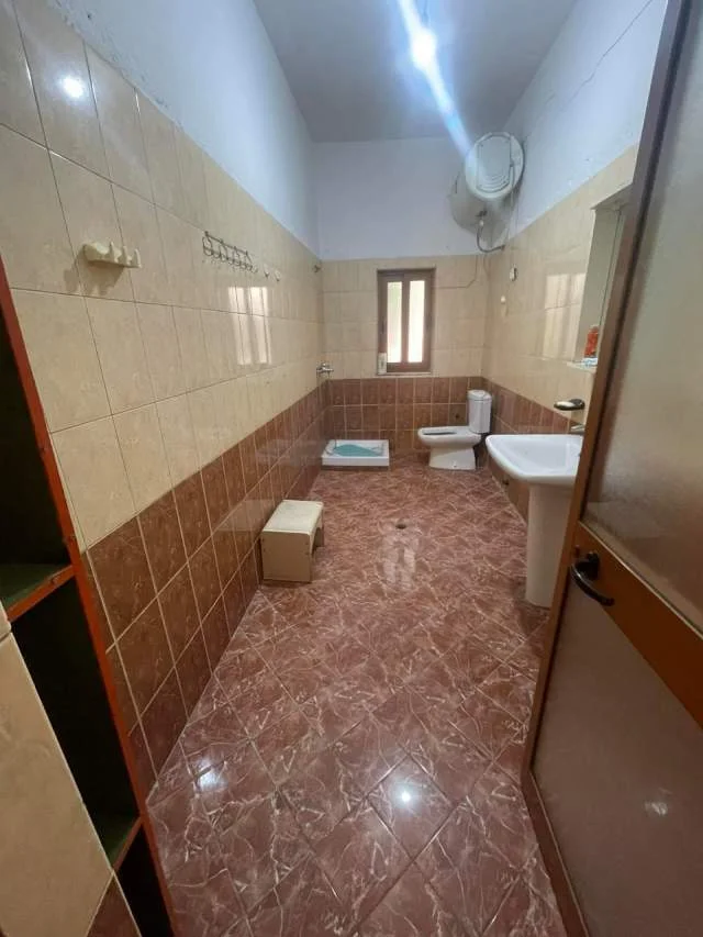 Tirane, jepet me qera 3+1 Kati 1, 40.000 Leke