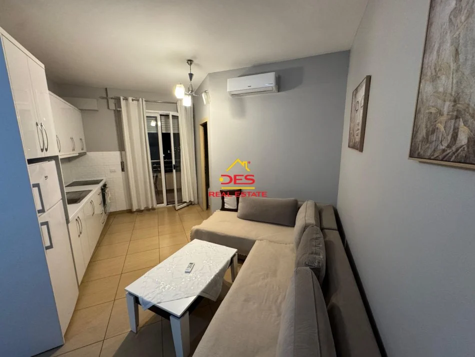 Vlore, jepet me qera apartament 2+1+Ballkon Kati 7, 110 m² 450 € (Rruga Gjergj Arianiti)