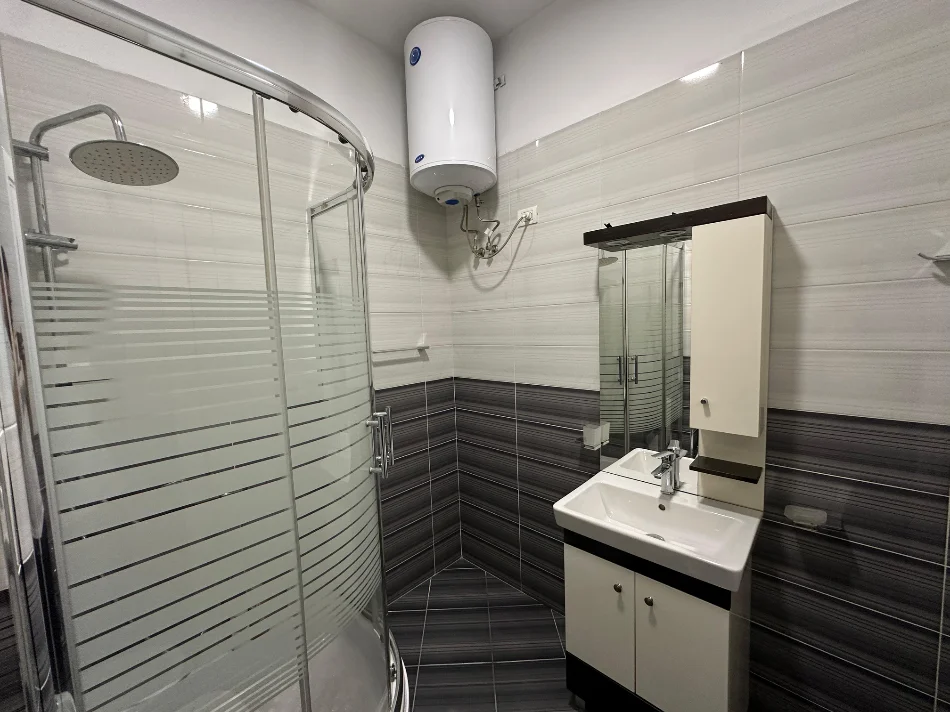Tirane, jepet me qera apartament 2+1+Ballkon , 100 m² 900 € (Komuna e Parisit)