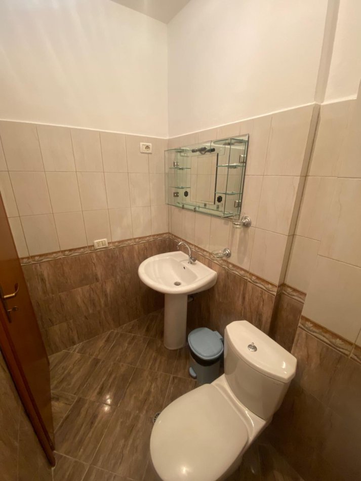 Shqiperi, jepet me qera apartament 1+1 Kati 3, 110 m² 450 € (Pizeri kinostudio)