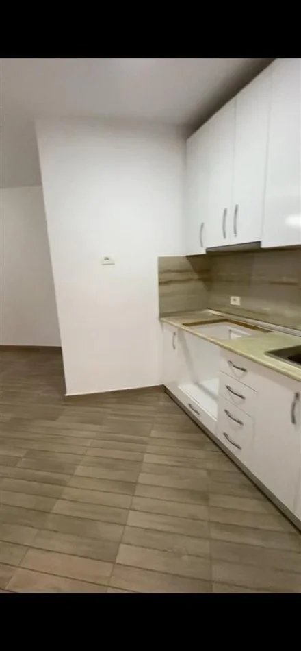 Tirane, shitet apartament 1+1 Kati 2, 71 m² 109.000 € (Laprake)