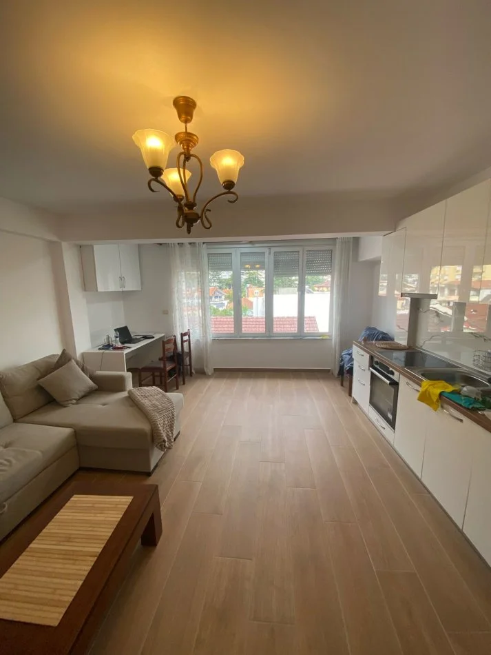 Tirane, jepet me qera apartament 1+1 Kati 5, 60 m² 500 € (Rruga Naim Frasheri, Rruga e Kavajes, 21 Dhjetori, prane Hotel Villa 22.)