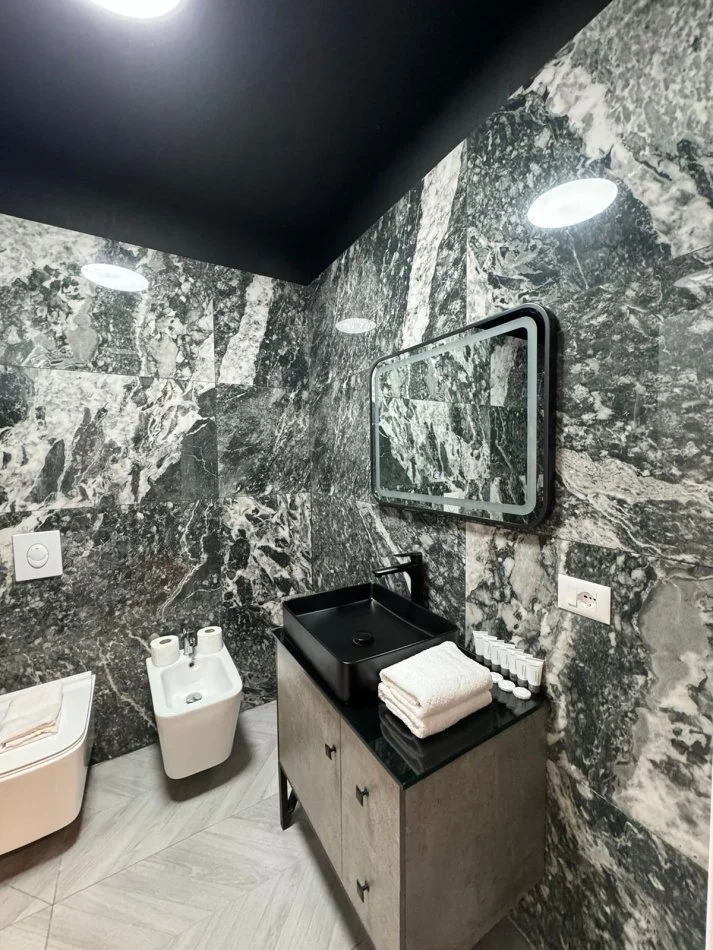 Shitet, Apartament 2+1+2, Komuna e Parisit.