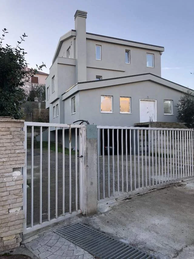 Tirane, jepet me qera Vile 3 Katshe Kati 0, 528 m² 2.600 Euro (Akacia Hills 2)