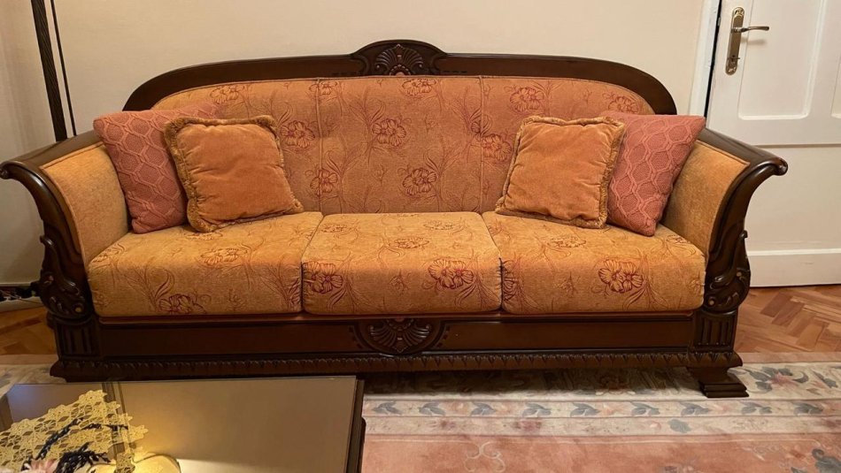 Prizren, shes  komplet mobiljesh për sallon –  stil klasik dhe elegant 1.250 € Cmimi esht i diskutushem .