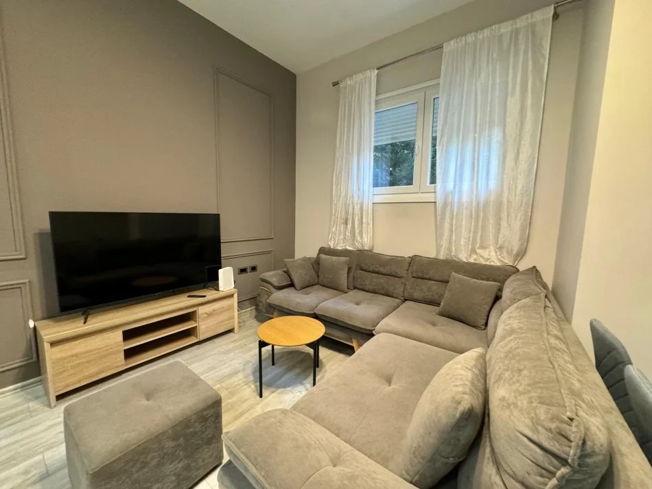 Tirane, jepet me qera apartament 2+1 Kati 1, 90 m² 550 € (LIQENI I THATE)