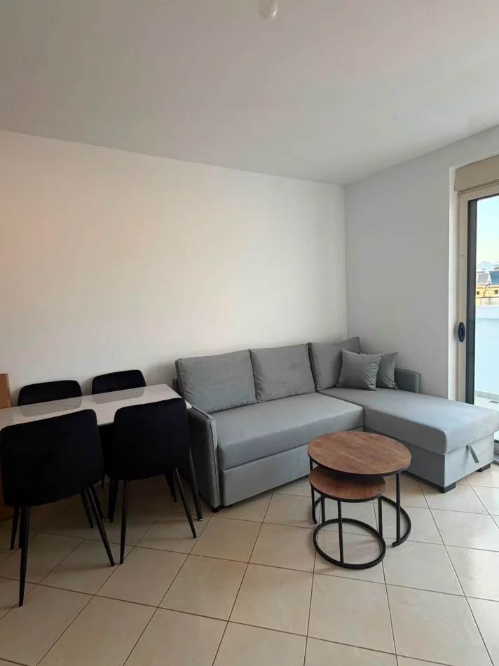 Tirane, shitet apartament 1+1 , 90 m² 123.500 € (Mbrapa Univers lounge)