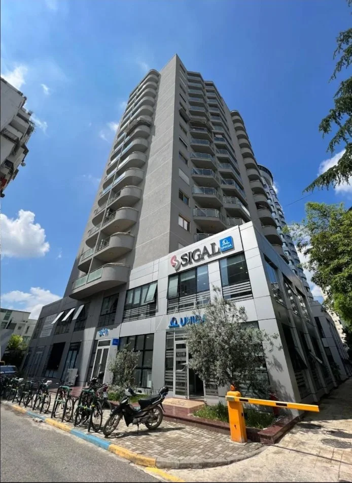 jepet me qera ambient per zyra sip.150m2,qender tek parlamenti  1.800 €