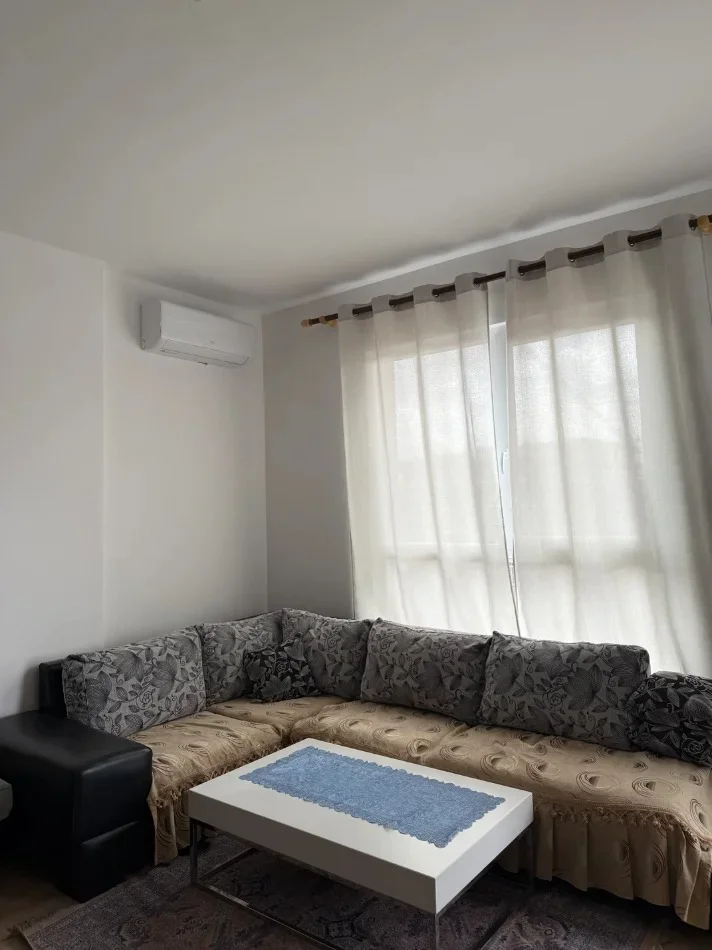 Tirane, jepet me qera apartament 1+1+Aneks+Ballkon Kati 3, 60 m² 400 € (paskuqan)