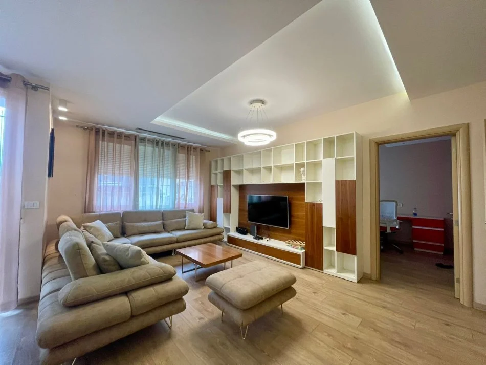 Tirane, jepet me qera 3+1 , 138 m² 900 € (RRUGA KARL GEGA)