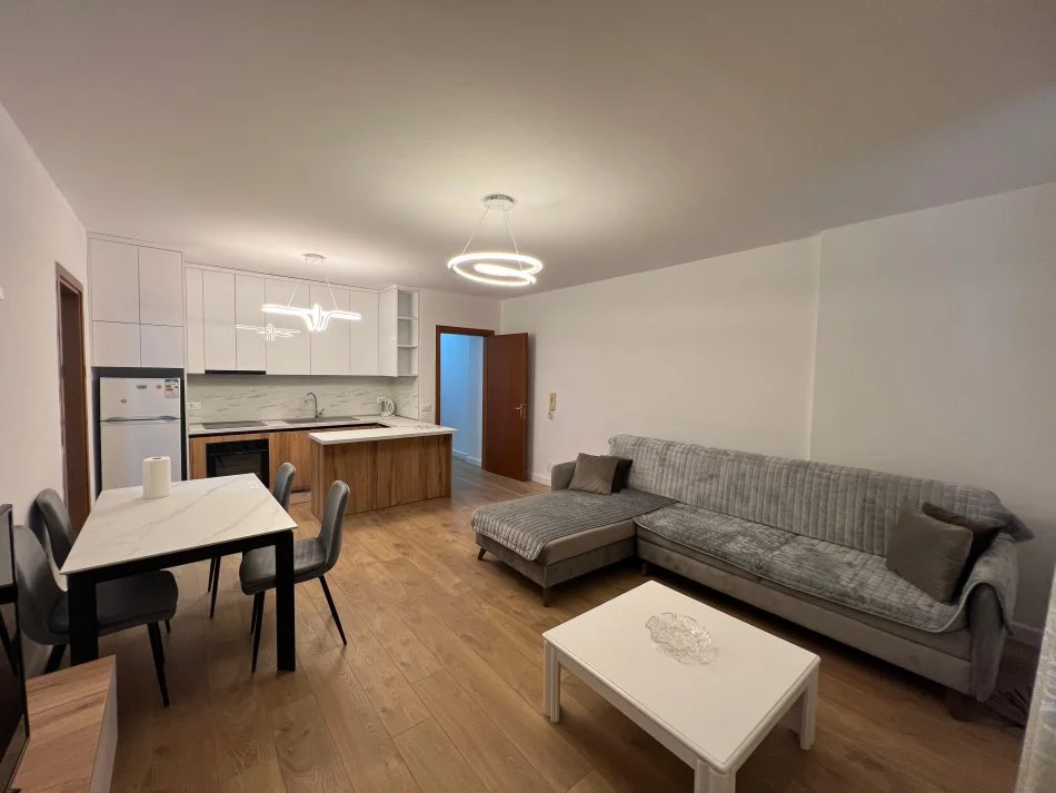 Tirane, jepet me qera apartament 2+1 Kati 6, 121 m² 800 € (Perballe delijorgjit)