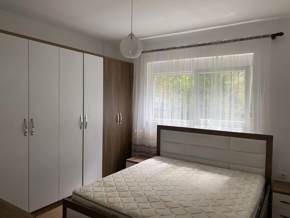 Tirane, jepet me qera apartament 3+1 Kati 1, 120 m² 500 € (rruga Bill Klinton)