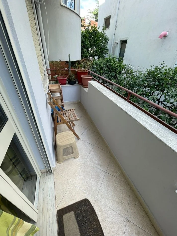 Tirane, jepet me qera apartament 2+1+Ballkon Kati 1, 87 m² 500 € (Rruga E Kavajes)