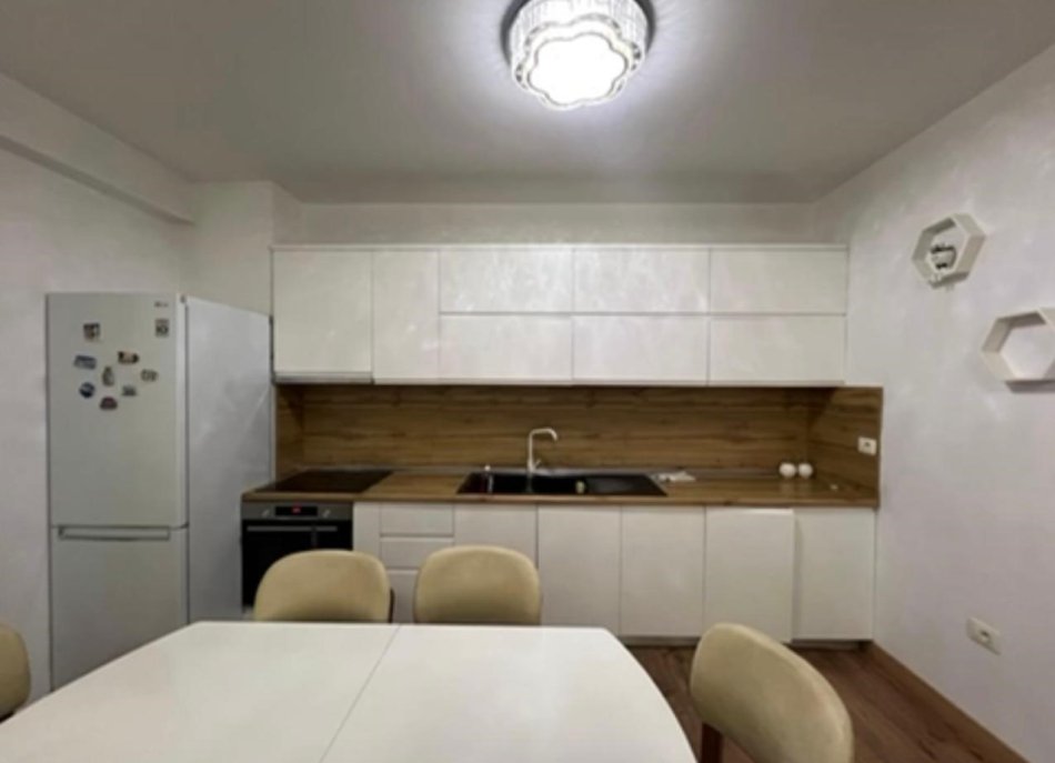 Tirane, jepet me qera apartament 2+1+Ballkon Kati 2, 94 m² 600 € (Kopshti Botanik)