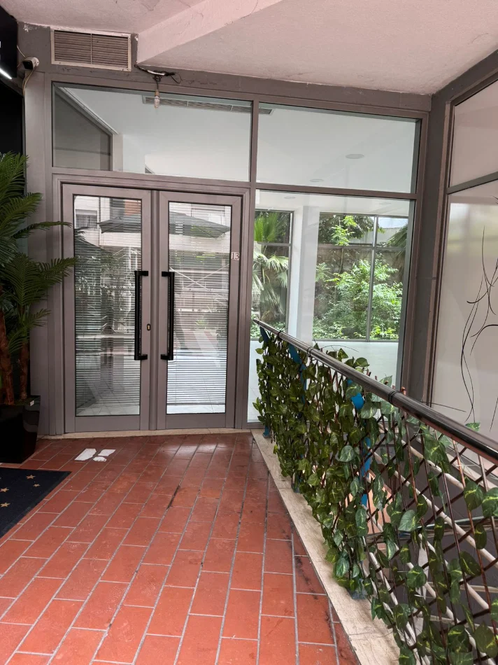 Tirane, jepet me qera,ambient komercial , 63 m² (Rruga e Dibres)