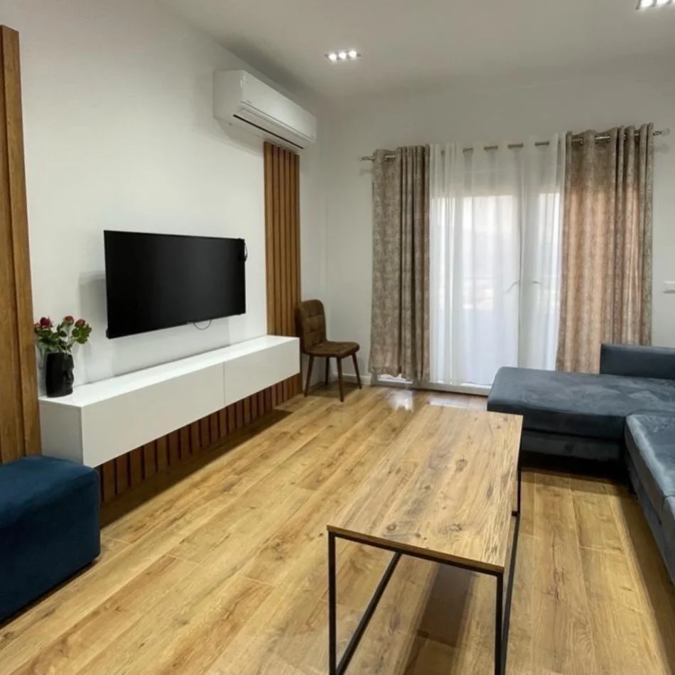 Tirane, jepet me qera apartament 2+1+Ballkon Kati 12, 800 € (Komuna e Parisit)