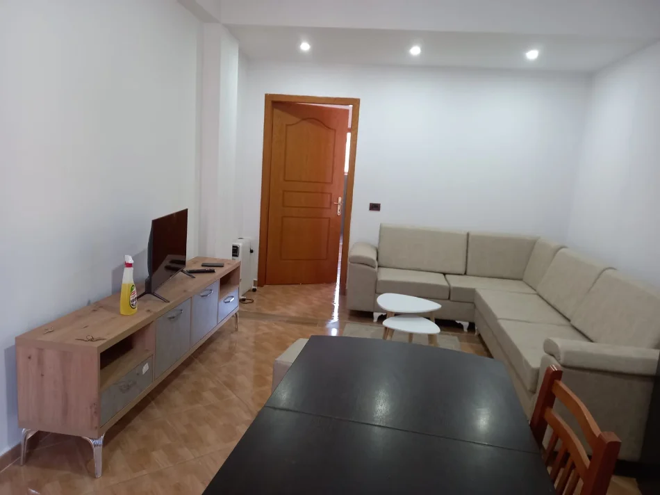 Tirane, jepet me qera apartament 1+1 Kati 4, 70 m² 350 € (Vila L Astir tek Pasticeri Nela)