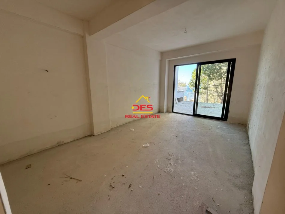 Vlore, shitet apartament 1+1+Ballkon Kati 1, 80 m² (Rruga Dhimitër Konomi)