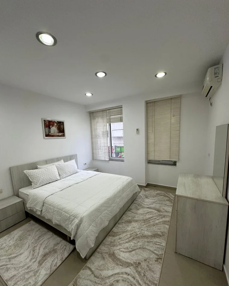 Tirane, jepet me qera apartament 1+1+Aneks+Ballkon Kati 3, 70 m² 480 € (rruga Milto Sotir Gura)
