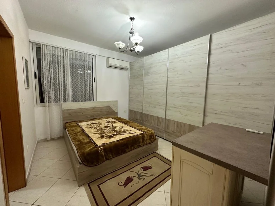 Tirane, jepet me qera apartament 2+1 Kati 5, 100 m² 800 € (Toptani Shoping Center)