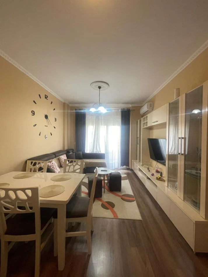 Tirane, jepet me qera apartament 1+1+Ballkon Kati 4, 65 m² 350 € 