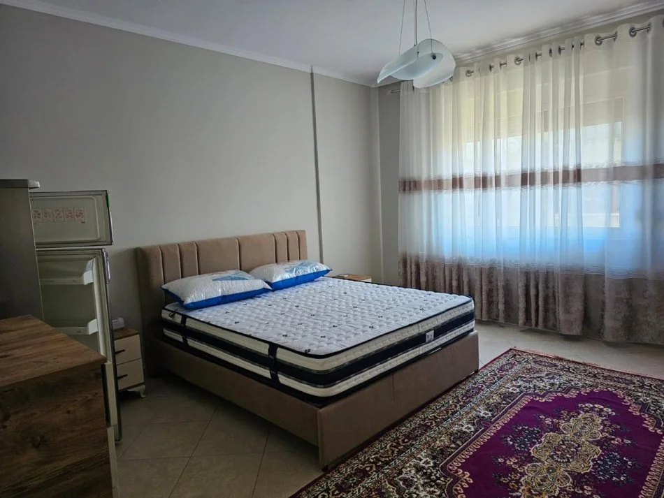 Tirane, jepet me qera apartament 2+1+Ballkon Kati 3, 600 € (Tek shkolla Siri Kodra)