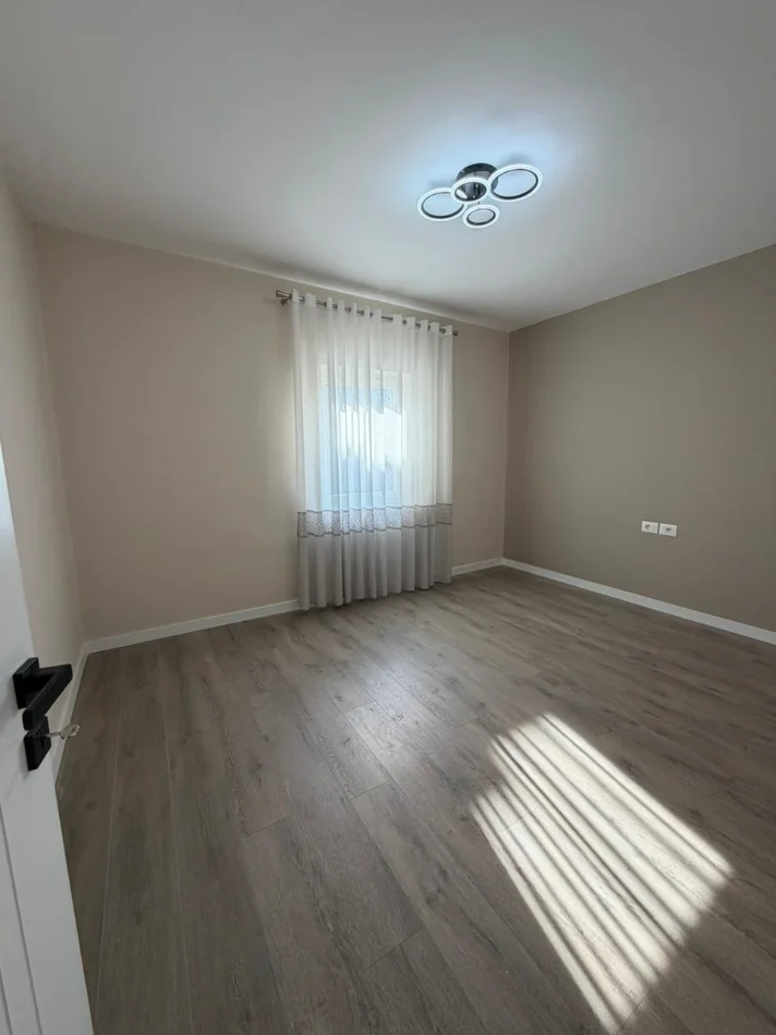 Pogradec, shitet apartament 2+1+Ballkon Kati 5, 90 m² 95.000 € (Bulevardi Europa)