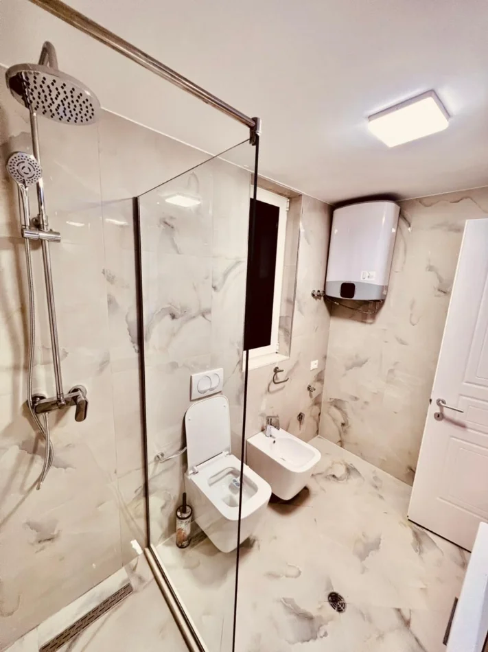 Tirane, shitet apartament 1+1+Ballkon Kati 4, 44 m² 175.000 € (Blloku)