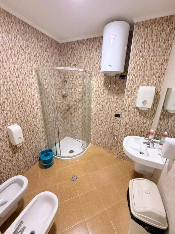 Tirane, jepet me qera zyre Kati 4, 180 m² 3.000 € (KOMPLEKSI DELIJORGJI)