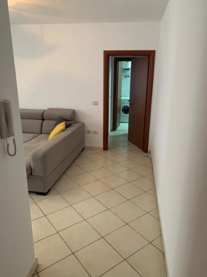 Tirane, jepet me qera apartament 2+1+Ballkon Kati 3, 100 m² 600 € (Komuna e Parisit pranë Kika 1)