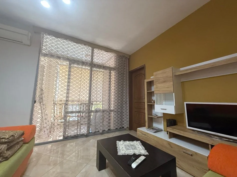 Tirane, jepet me qera apartament 1+1+Ballkon Kati 3, 65 m² 430 € 