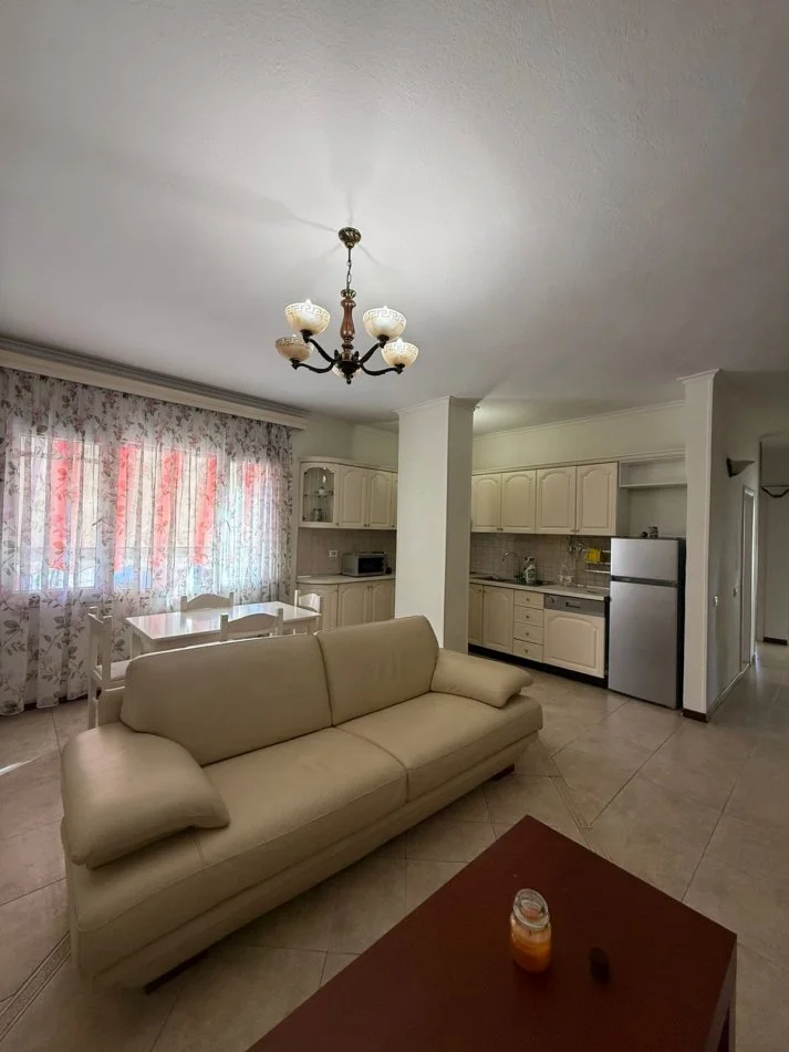 Tirane, jepet me qera apartament 2+1 Kati 4, 90 m² 750 € (Bllok)