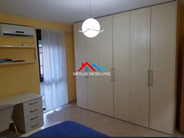 Tirane, jepet me qera apartament 1+1+Ballkon Kati 4, 94 m² 680 € (RRUGA E BARRIKADAVE,QENDER)