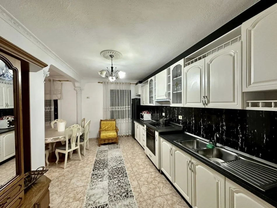 Tirane, jepet me qera apartament 2+1+Aneks+Ballkon Kati 9, 125 m² 550 € (Bulevardi Bajram Curri)