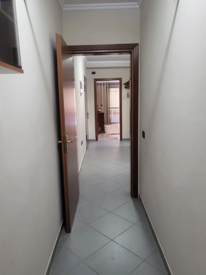 Tirane, jepet me qera apartament 1+1+Aneks+Ballkon Kati 3, 90 m² 500 € (Rruga Asim Vokshi)