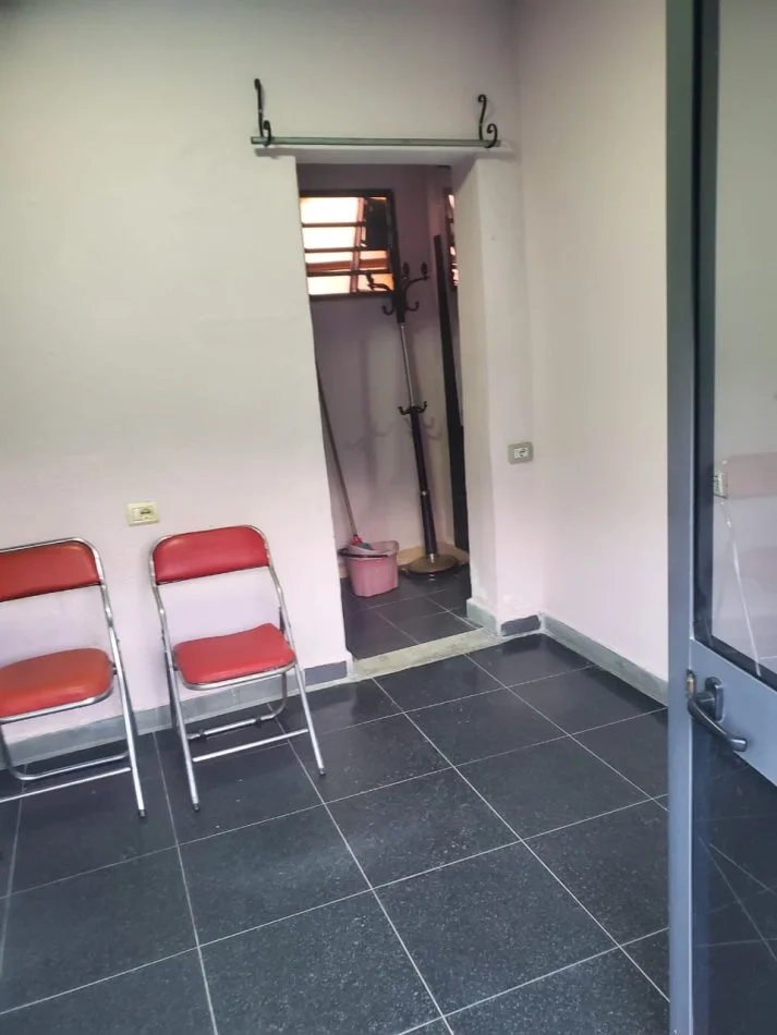 Tirane, jepet me qera dyqan Kati 0, 16 m² 130 € (rruga lord bajron)