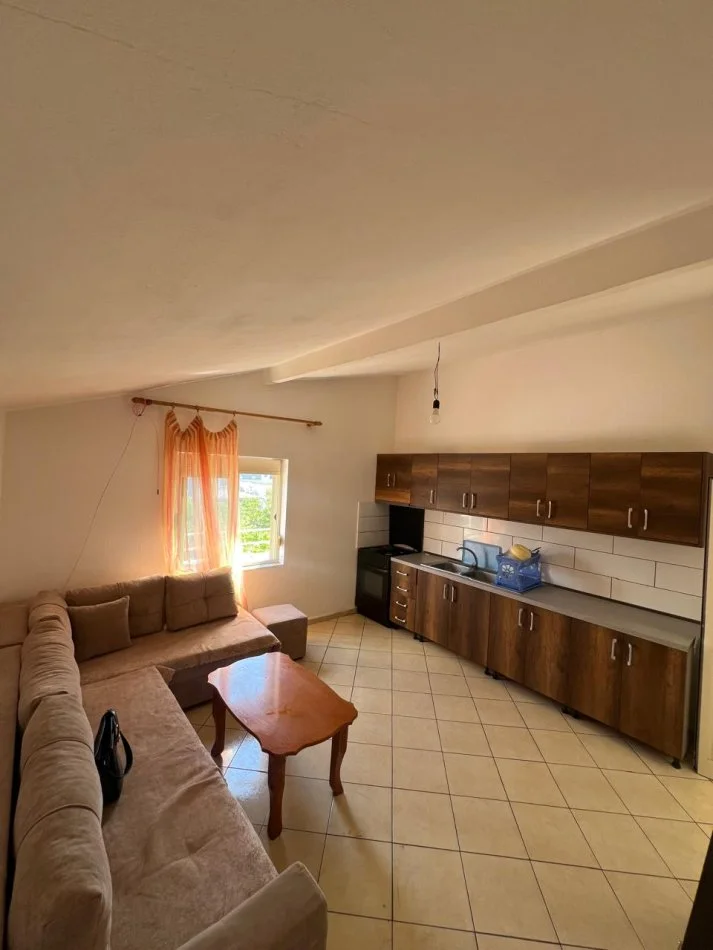 Tirane, jepet me qera shtepi 2+1+Ballkon Kati 3, 110 m² 400 € (Qytet Studenti)