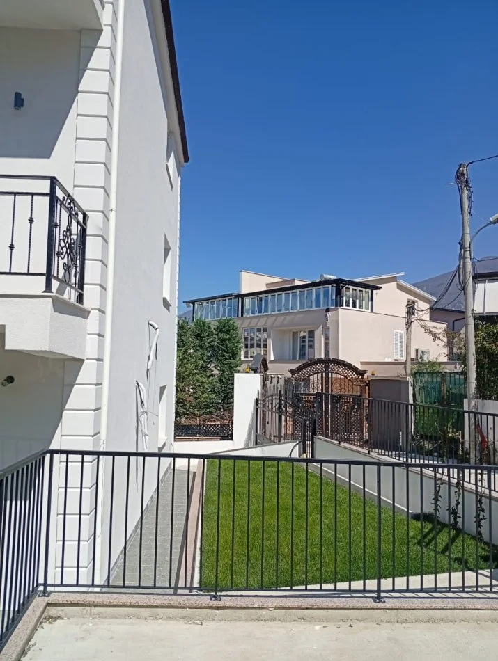 Tirane, shitet Ndertese (Vile) , 405 m² (ne Shkoze)
