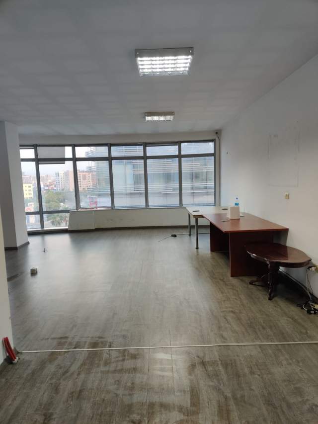 Tirane, jap me qera ambjent biznesi Kati 5, 67 m² 30.000 Leke (Adresa: Kthesa Kamzes, Pallati Mehillaj, Kashar)