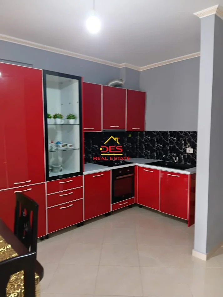 Vlore, jepet me qera apartament 2+1+Ballkon Kati 5, 110 m² 350 € (Rruga Gjergj Kastrioti)